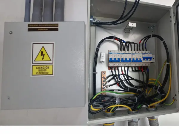 Tableros eléctricos en edificios Miraflores — TVD Servicios